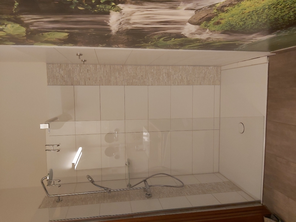 Badezimmer mit Dusche im Wasserturm