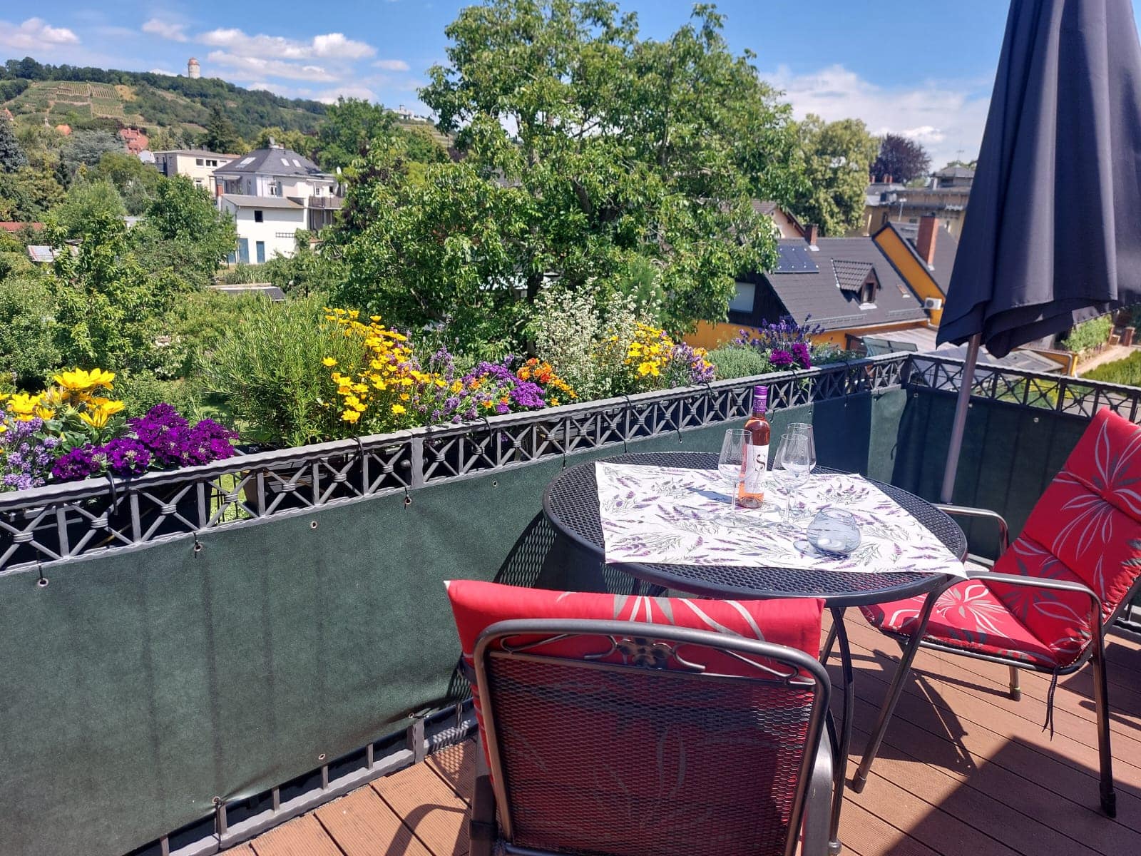 Balkon mit Tisch, Weinbergblick und Sonnenschirm im Wasserturm