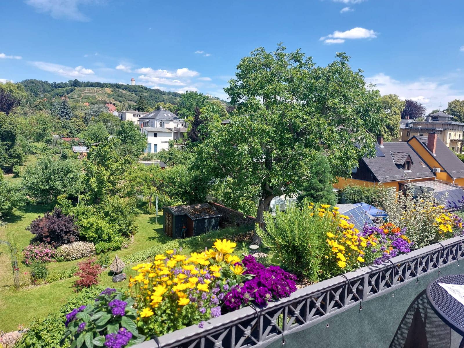 Sitzplatz auf dem Balkon mit Blick über Radebeul