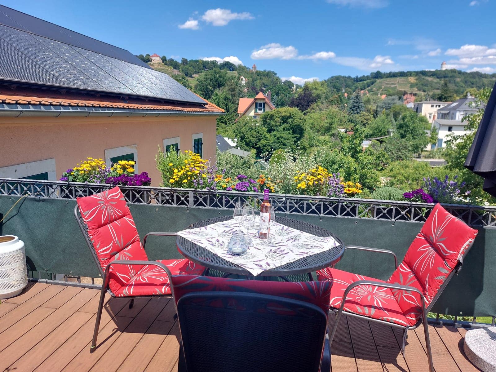 Balkon mit Weinbergblick und Sonnenschirm