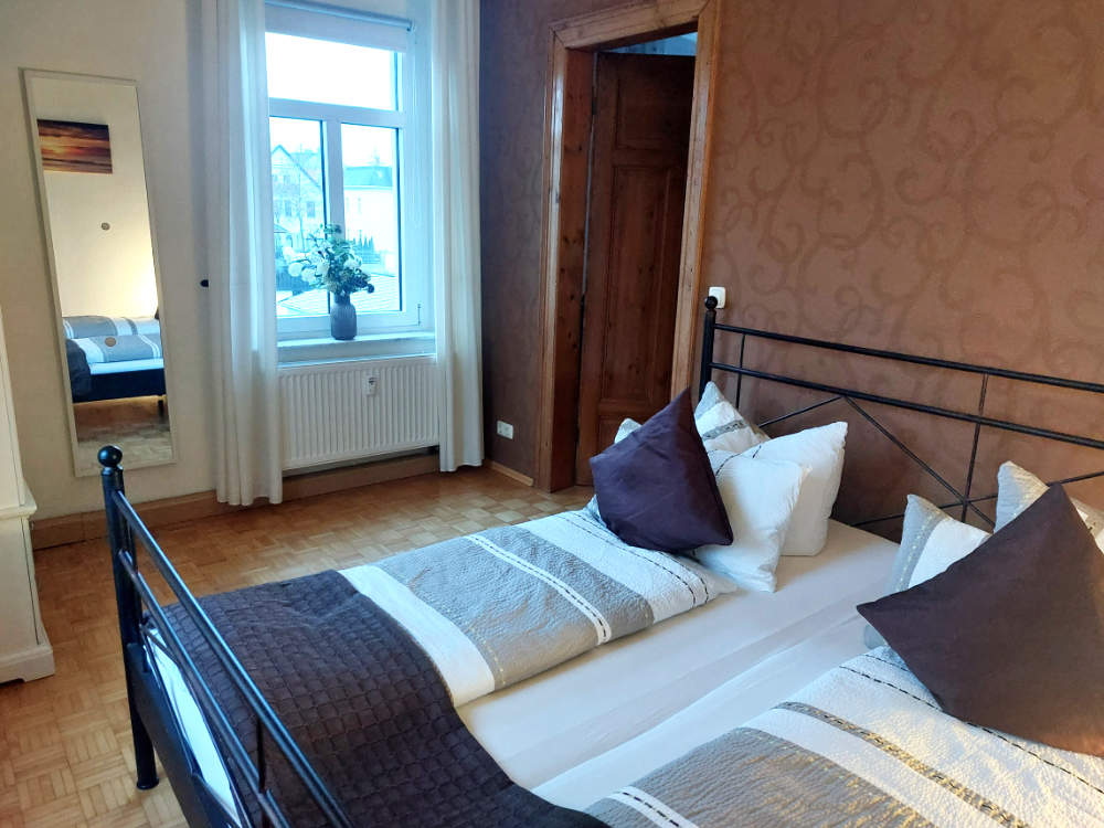Schlafzimmer mit Doppelbett in der Ferienwohnung Weinbergblick