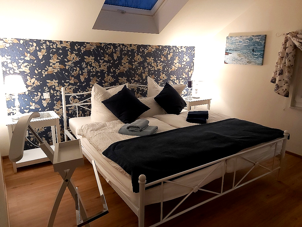 Erstes Schlafzimmer mit Doppelbett im Wasserturm